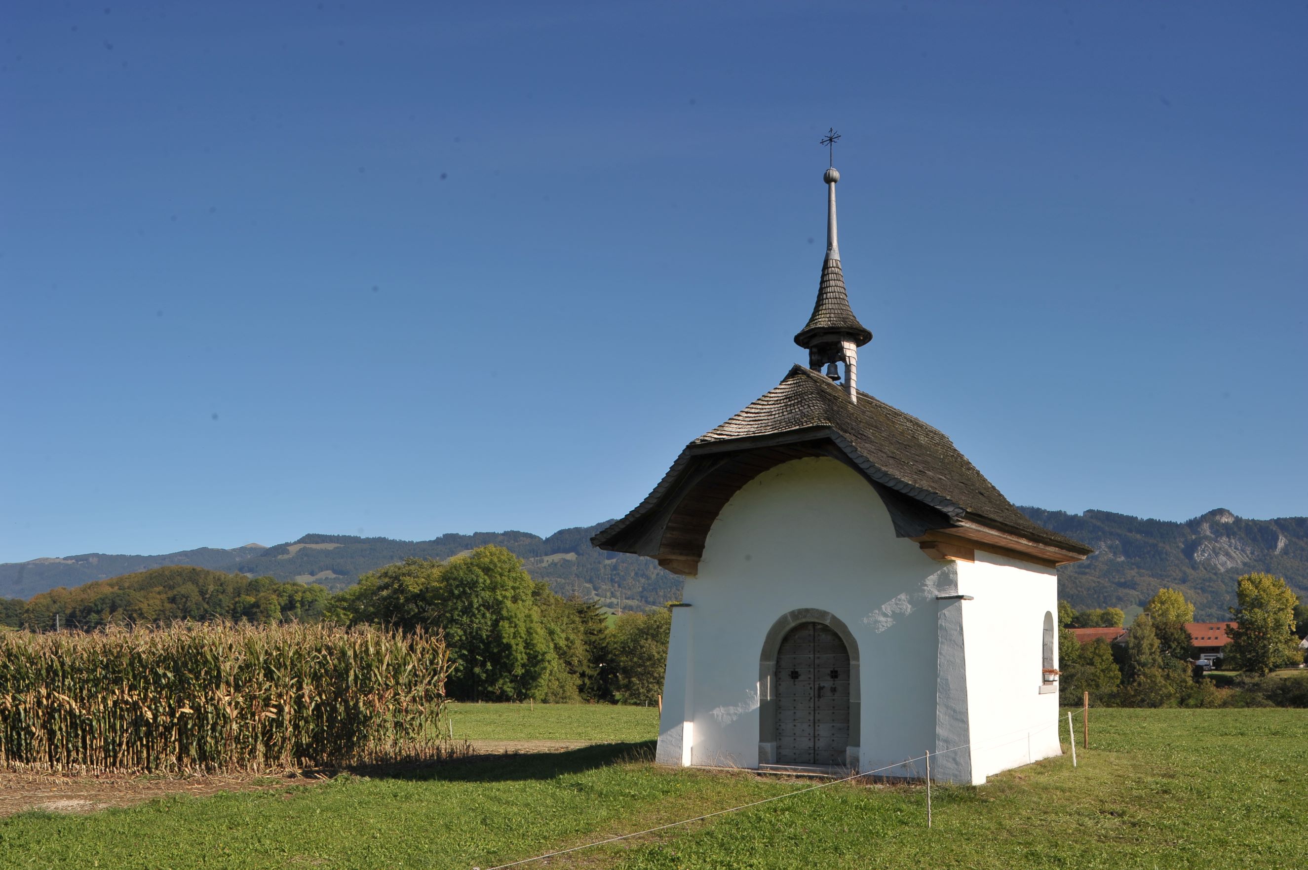 La chapelle Saint-Garin (datée 1670) dans les champs d’Écharlens, fragment baroque du paysage sacré gruérien