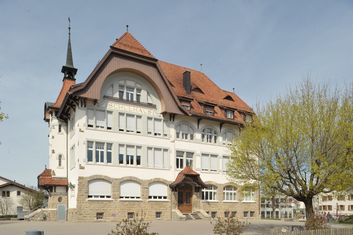 Primarschule Tafers, entworfen vom Architekten Guido Meyer in den Jahren 1909-1910