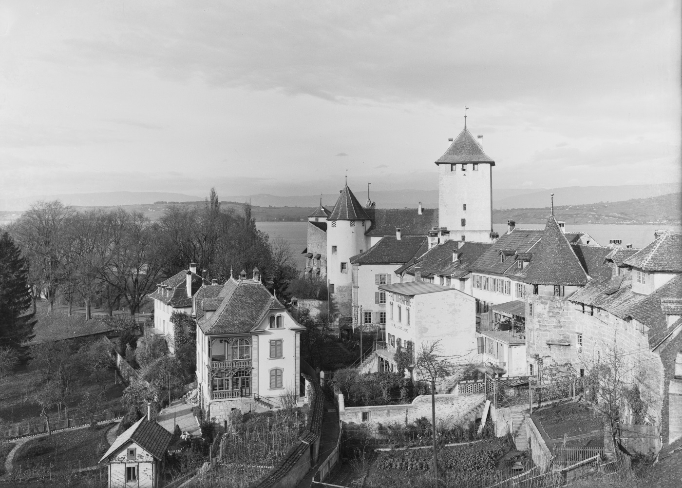 Le château de Morat, photographie de Gustav Wattelet, vers 1900