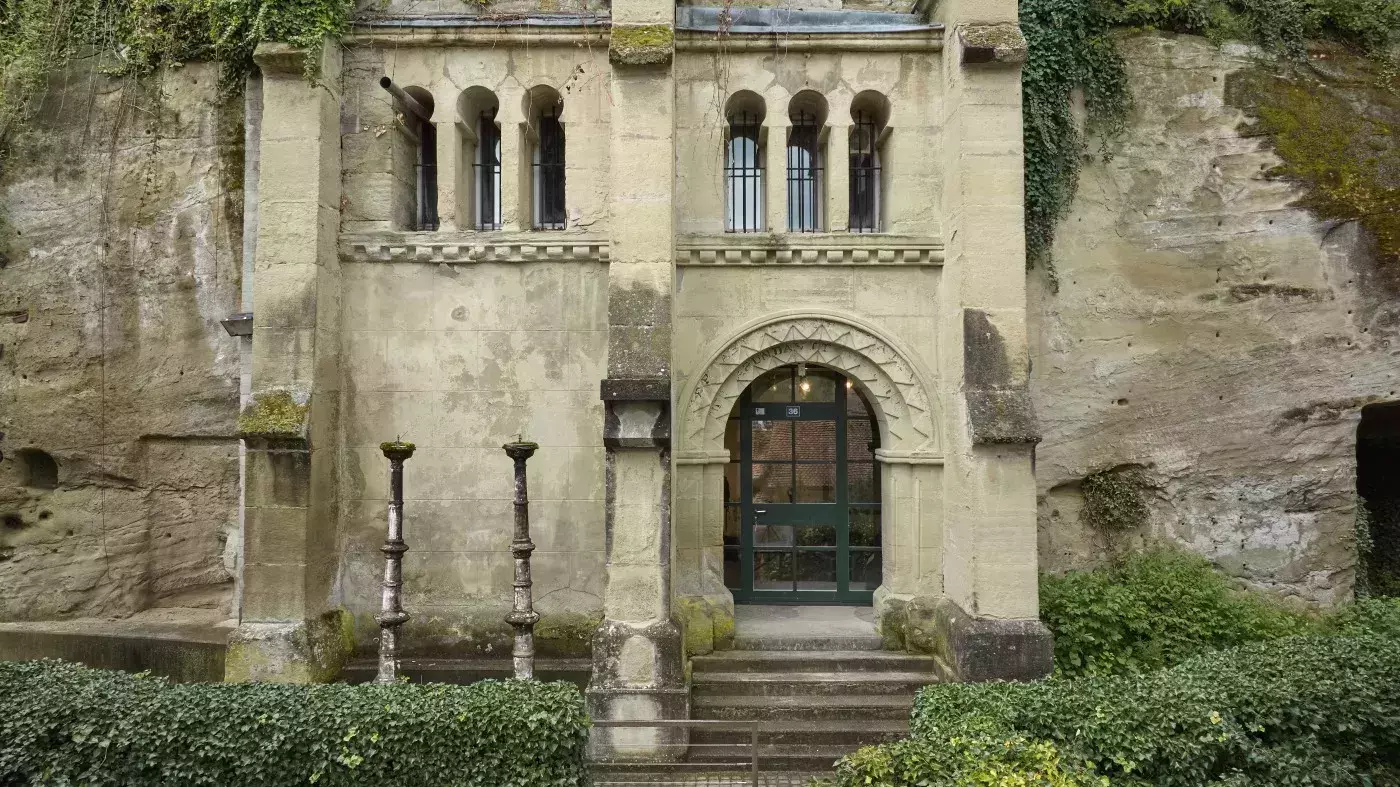 Façade avant d'un ancien temple maçonnique