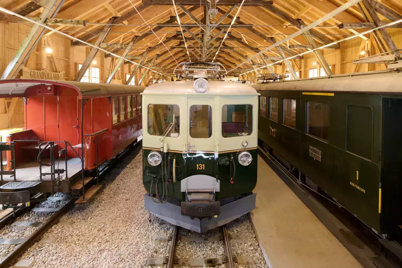 Trains anciens dans une halle