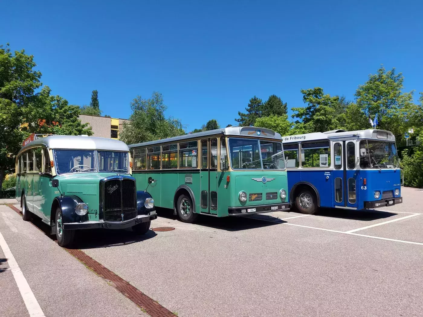 3 véhicules de transports publics anciens