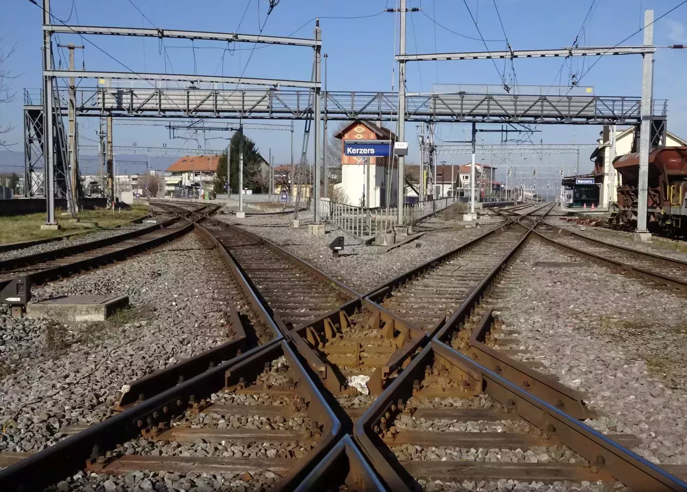 Poste d’aiguillage et passerelle de Chiètres