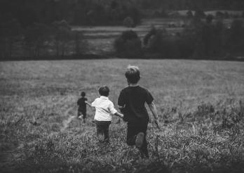 Jungen im Feld