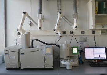 Das Photo zeigt ein Analysegerät des Chemie-Laboratoriums