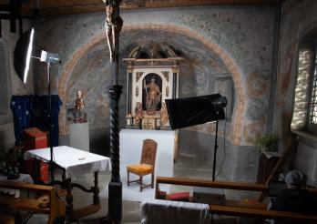 Installation de matériel dans la chapelle de Corminboeuf pour le recensement et la documentation