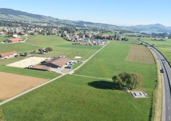 Im Vordergrund die Ruinen des gallo-römischen Tempels von Riaz/Tronche-Bélon, der die südliche Grenze der Siedlung markierte