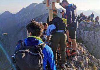 Kreuz auf einer Bergspitze