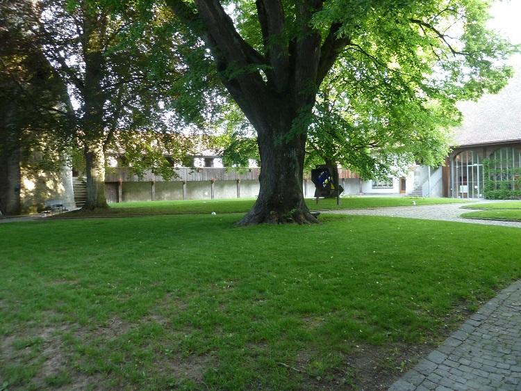 Cour du château de Romont avec en arrière plan le chemin de ronde et le vitrocentre