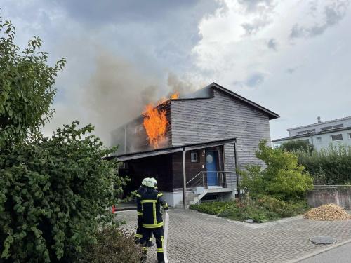 Cet après-midi, une maison individuelle située dans un quartier à Corminboeuf a été fortement endommagée par un incendie. Personne n'a été blessé, mais la maison n'est actuellement plus habitable. Une enquête est en cours. 
