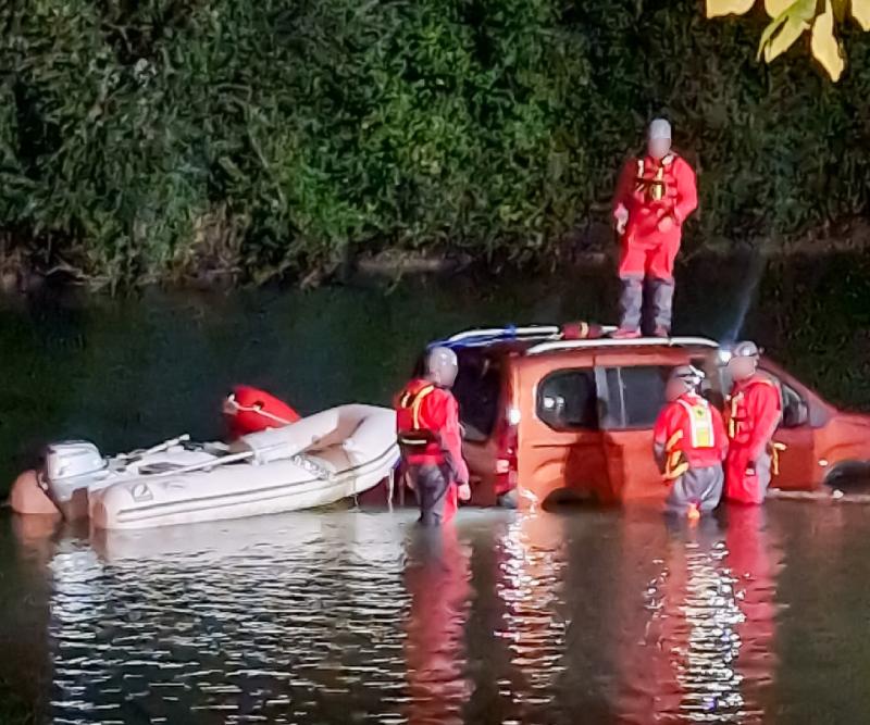 Ein Auto landet in der Stadt Freiburg in der Saane